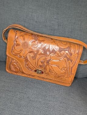 100% Leather Gaiation Hand Tooled Purse. Mexico